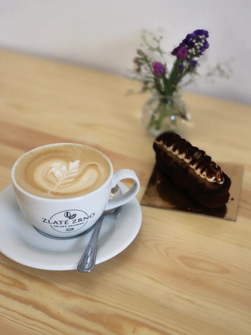 Káva a dort v kavárně Zlaté Zrno